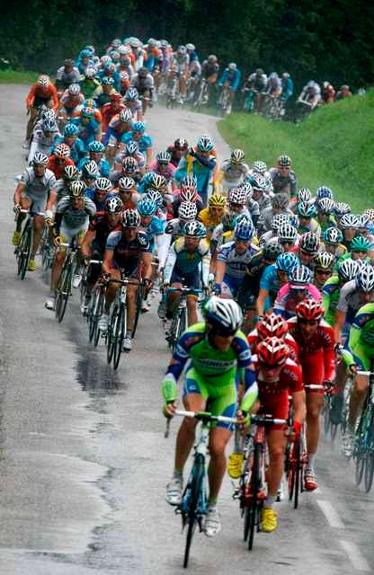 Peloton během třinácté etapy Tour de France dojel do Colmaru až sedm minut po Hausslerovi. | Foto: Reuters