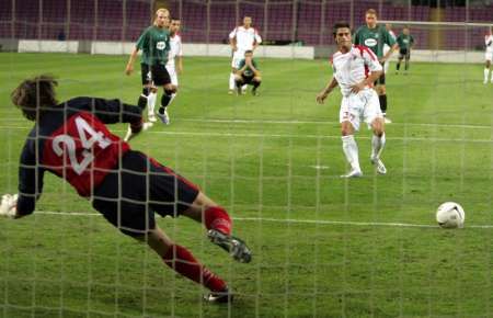 Sanel Kuljic z FC Sion (vpravo) skóruje z penalty prot gólmanovi FC Ried Thomasi Gebauerovi (vlevo) během odvety druhého předkola Poháru UEFA na Stade de Geneve. | Foto: Reuters