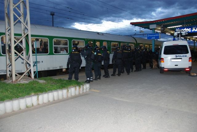 Místním policistům končí práce: ostravští fanoušci odjíždějí vlakem z Hradce Králové | Foto: Magistrát města Hradec Králové