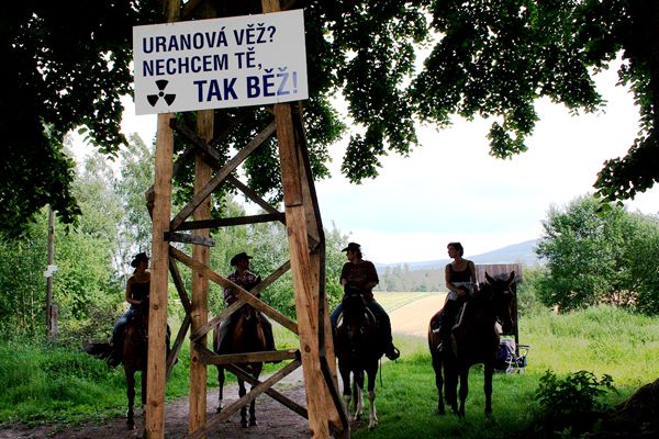 Toto nejsou apokalyptičtí jezdci. Naopak, to uranová věž zde slouží jako symbol zkázy. Pokud by se zde ale skutečně těžilo, používaly by se zřejmě chemikálie. | Foto: Martina Machová