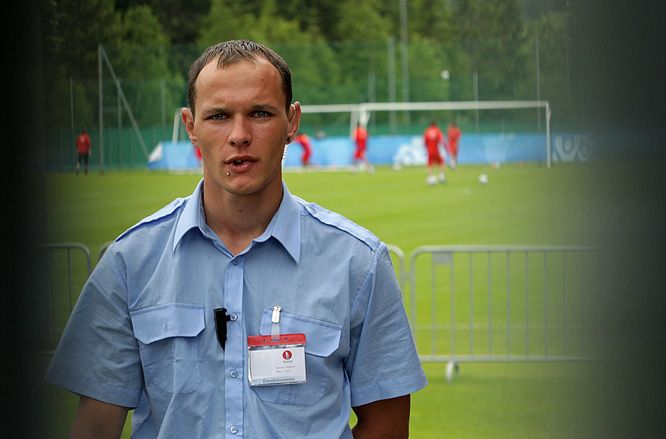 "Běžte od toho plotu!" křičel David Scholl z rakouské ochranky na všechny, kdo chtěli třeba jen nakouknout, jak se čeští reprezentanti připravují. | Foto: Tomáš Adamec, Aktuálně.cz