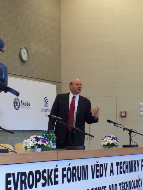 Steve Ballmer, výkonný ředitel amerického Microsoftu, jako nejvýznamnější host konference o evropské vědě. | Foto: Josef Tuček