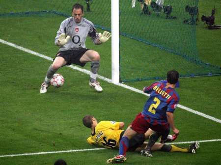 Juliano Belletti z Barcelony (vpravo) dává vítězný gól do sítě Arsenalu. | Foto: Reuters