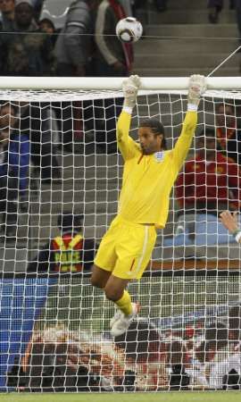 Na břevnu se houpal i David James | Foto: Reuters