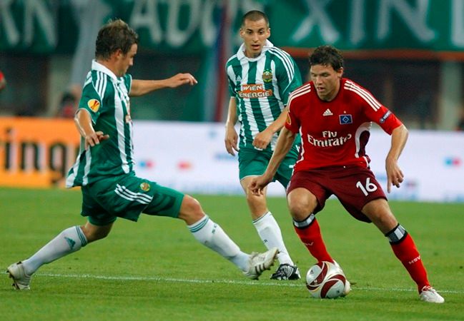 Hannes Eder (Rapid Védeň) v souboji s Marcusem Bergem v utkání Evrospké ligy. | Foto: Reuters