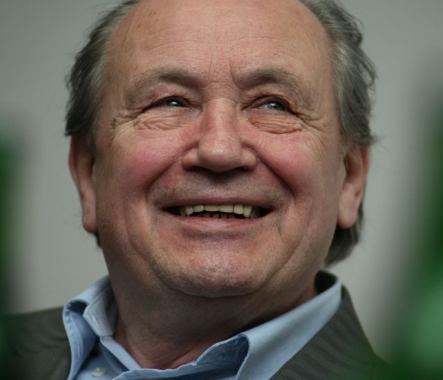 Jaroslav Šabata , 2. 11. 1927 – 14. 6. 2012, politik, filozof, psycholog, politolog a disident  V brněnské nemocnici zemřel po těžké nemoci ve věku 84 let přední disident Jaroslav Šabata. Byl signatářem a mluvčím Charty 77, po revoluci působil jako ministr bez portfeje.  Levicový politik, psycholog a politolog v 50. a 60. letech působil na katedře psychologie na brněnské univerzitě. Do roku 1969 byl funkcionářem KSČ, poté se vzdal všech politických funkcí. Začátkem 70. let založil skupinu Komunisté v opozici.  Za činnost proti normalizaci byl dvakrát vězněn. Poprvé od roku 1971 do roku 1976 a podruhé mezi lety 1978 až 1980.  Článek: http://aktualne.centrum.cz/domaci/spolecnost/clanek.phtml?id=748675 | Foto: ČTK