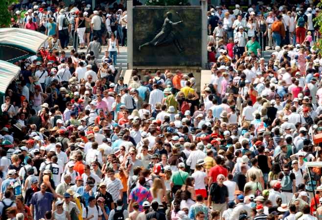 Diváci se přesunují mezi kurty v areálu dějiště Roland Garros. | Foto: Václav Rojík