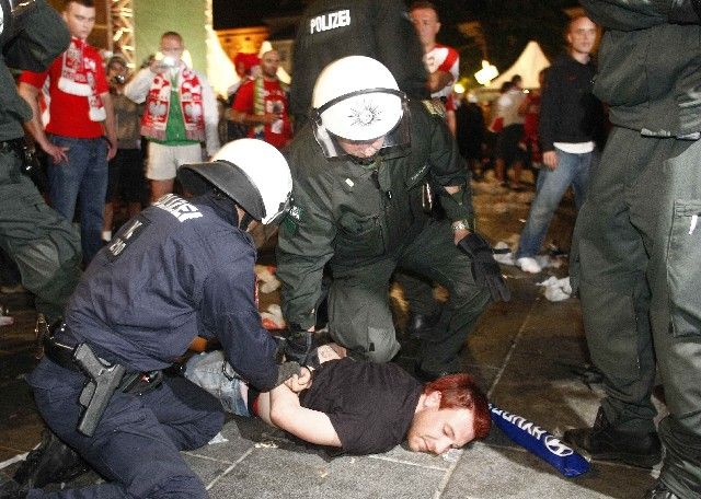 Rakouští a němečtí policisté zasahují proti fanouškům po zápase Německo - Polsko. | Foto: Reuters