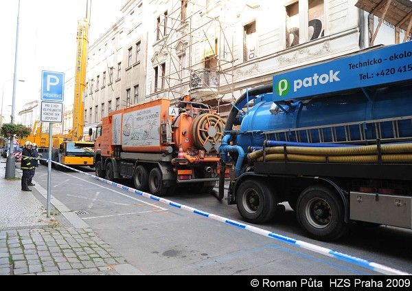 Těžká technika je v pohotovosti. | Foto: HZS Praha