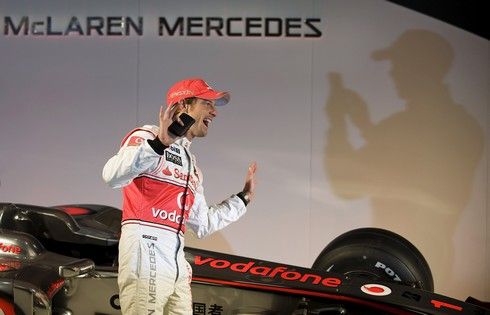 Jenson Button pózuje před novým monopostem | Foto: Sport