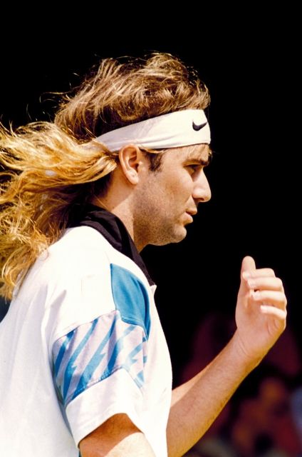 Podívejme se do historie. Americký tenista Andre Agassi byl jedním z prvních nositelů slavného účesu zvaného mullet. | Foto: ČTK