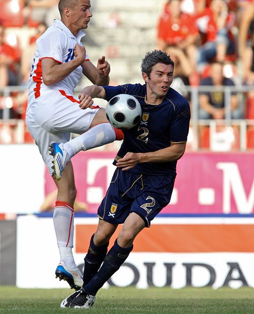 Václav Svěrkoš (vlevo) a Kevin McNaughton v kontaktu při boji o míč. Skot musel být později ošetřen na hřišti a předčasně jej vystřídal Christophe Berra. | Foto: Tomáš Adamec, Aktuálně.cz