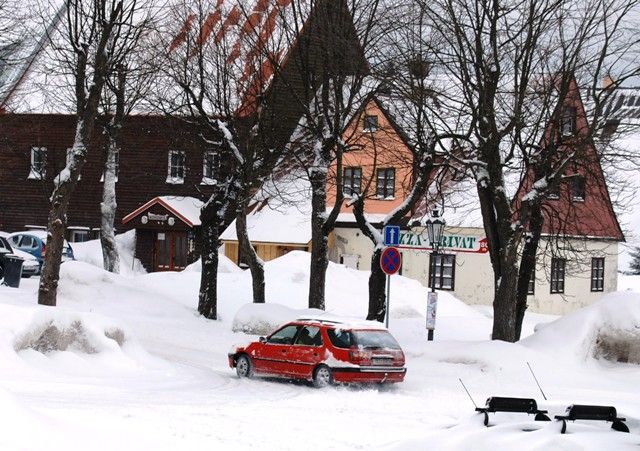 Auta zde mají co dělat, aby projela. | Foto: Radek Pecák