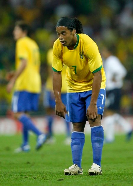 Ronaldinho během zápasi Anglie s Brazílií. | Foto: Reuters