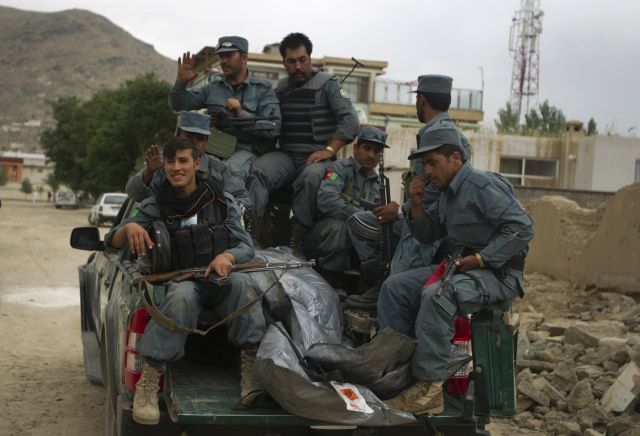 Afghánští policisté odvážejí mrtvé tálibánce | Foto: Reuters