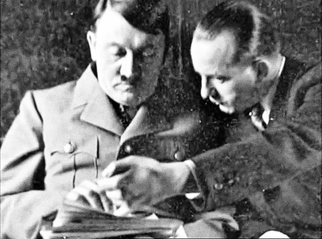 25. června si Hitler povolal elitní jednotky SS do Berlína, kde vysvětlil jejich velitelům Heinrichu Himmlerovi a Reinhardu Heydrichovi, že zemi bezprostředně hrozí státní převrat ze strany SA. | Foto: Youtube.com