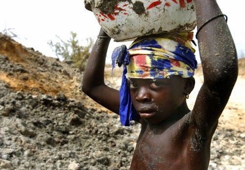 ...sůl se zde zbírá primitivní metodou, a kromě chlapce zde pracují hlavně ženy různého věku... | Foto: REUTERS/Finbarr O'Reilly