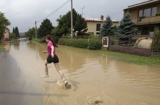 Zaplavená ulice v Jeseníku nad Odrou. | Foto: Reuters