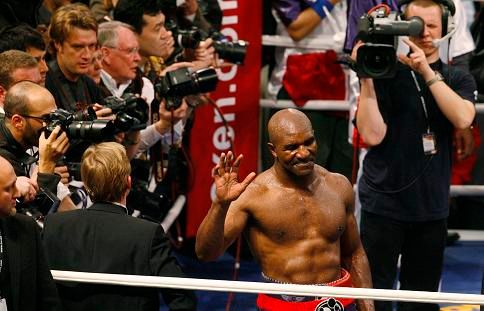 Holyfield se loučil s trpkým úsměvem | Foto: Reuters