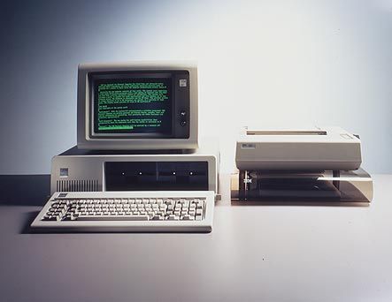 První IBM osobní počítač představený 12. srpna 1981 měla propagovat především jeho minimální velikost za dostupnou cenu. | Foto: IBM