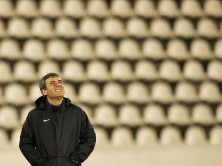 George Hagi mžourá do reflektorů na strahovském stadionu. | Foto: Reuters