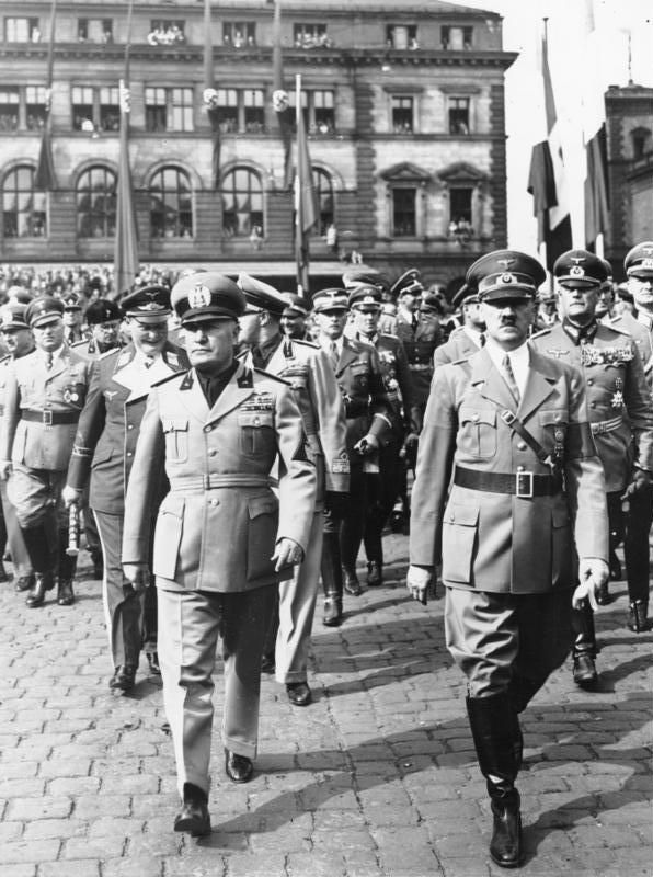 Jednání obou vůdců doprovázela patřičná nacistická pompa. | Foto: Bundesarchiv, Bild 183-H12938 / CC-BY-SA 3.0