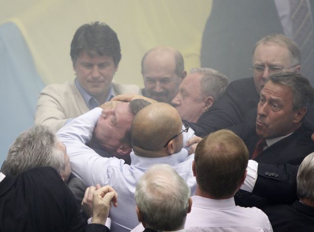 Rvačka po hlasování. | Foto: Reuters