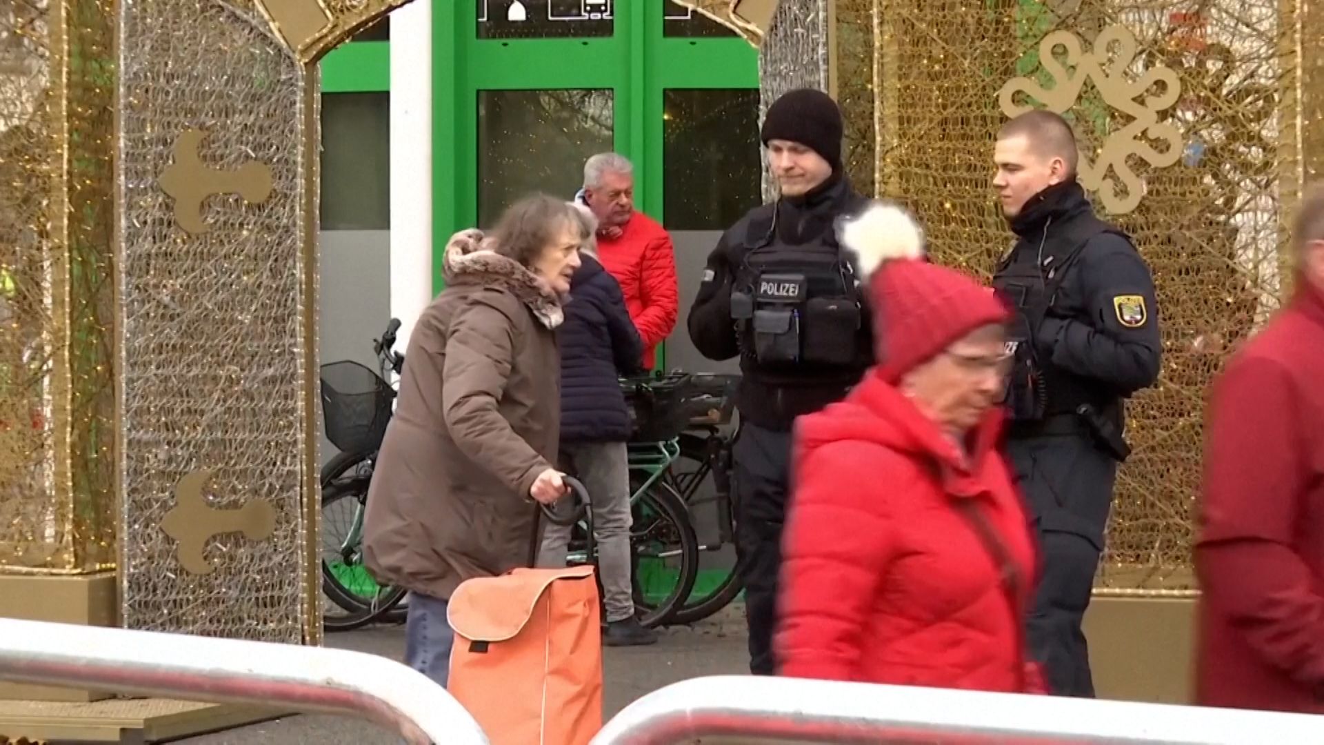 "Otevřete kufr a projděte rámem!" Jste na vánočních trzích, nebo na letišti?