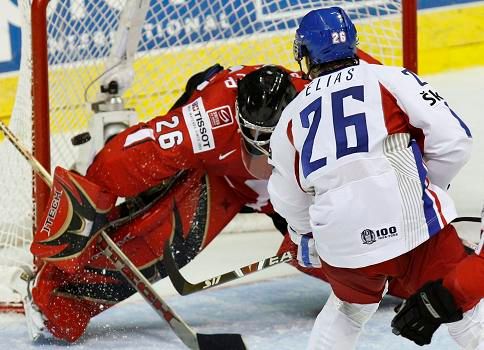 Patrik Eliáš překonal Martina Gerbera, čímž zvýšil na 3:0 | Foto: Reuters