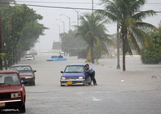 Gustav způsobil v Karibiku přívalové deště. Ulice Havany | Foto: Reuters