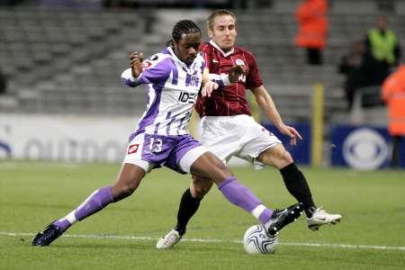 Fotbalista Toulouse Albin Ebondo se přetahuje o míč se sparťanem Miroslavem Matušovičem. | Foto: Reuters