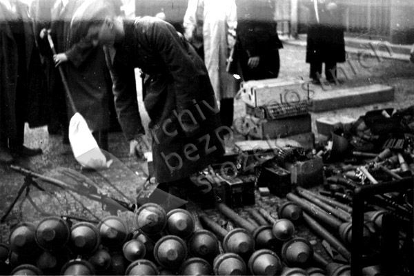 Povstalcům se podařilo ukořistit německé zbraně včetně pancéřových pěstí | Foto: Archiv bezpečnostních složek