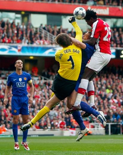 Van der Sar zasahuje proti Adebayorovi | Foto: Reuters