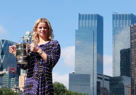 Kim Clijstersová pózuje s vítěznou trofejí | Foto: Reuters