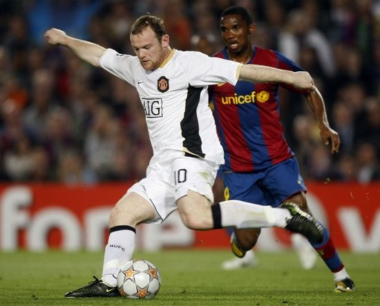 Wayne Ronney z AMnchesteru United v souboji s barcelonským Eto´em. | Foto: Reuters