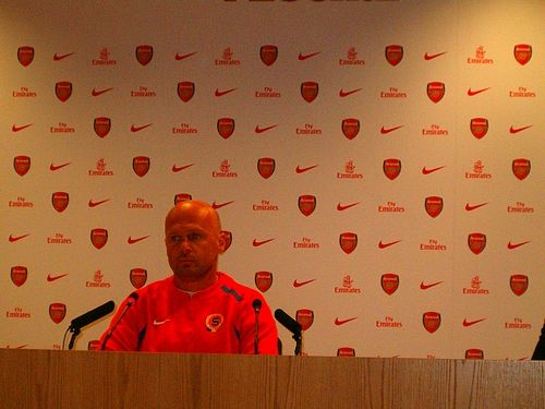 Trenér Michal Bílek na tiskové konferenci na Emirates Stadium. | Foto: Aktuálně.cz