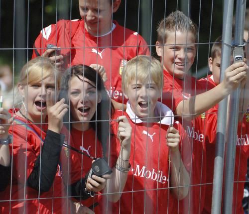 Mladí fanoušci a fanynky sledují trénink českých fotbalistů v německém Westerburgu. | Foto: Aktuálně.cz