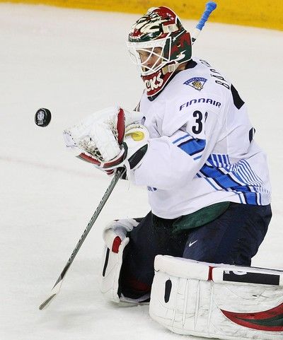 Niklas Bäckström si připisuje další zákrok. Tým výrazně podržel. | Foto: Reuters