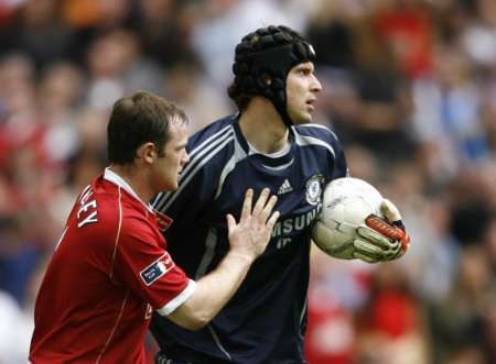 Petr Čech vedle Wayna Rooneyho ve finále Anglického poháru. | Foto: Reuters