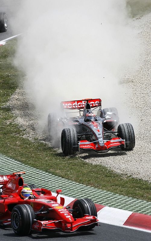 Fernando Alonso s McLarenem se po neúspěšném ataku v první zatáčce ocitl mimo trať. | Foto: Reuters