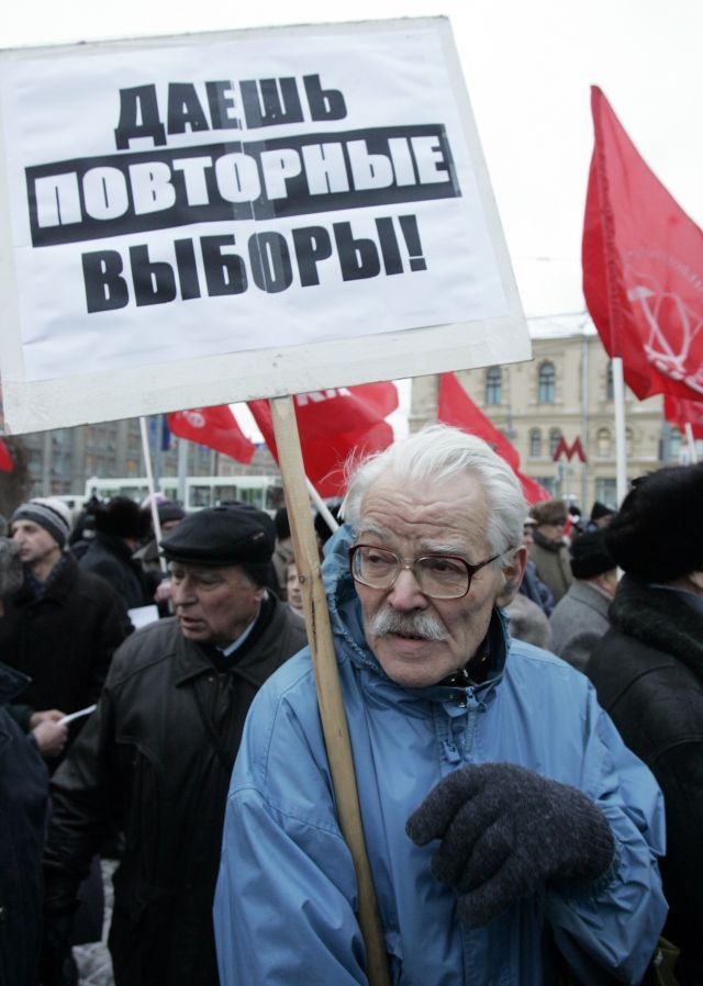 Komunistický demonstrant požaduje na shromáždění v Moskvě opakování voleb. | Foto: Reuters