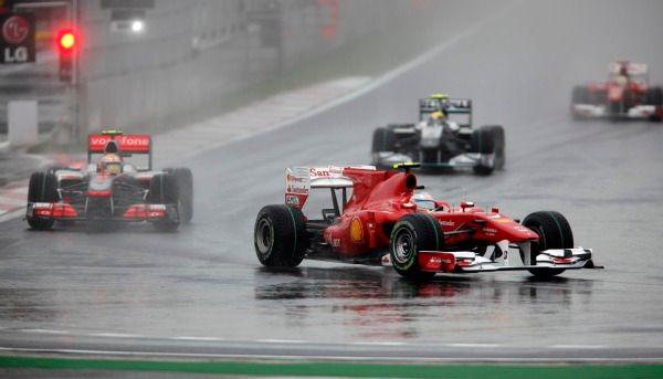 Na vedoucí pozici se dostal Fernando Alonso. | Foto: Reuters