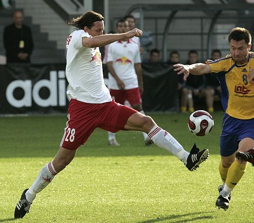 Rene Aufhauser z FC Salcburk (vlevo) se snaží přelstít hráče Ventspilsu Denisse Kacanovse. | Foto: Reuters