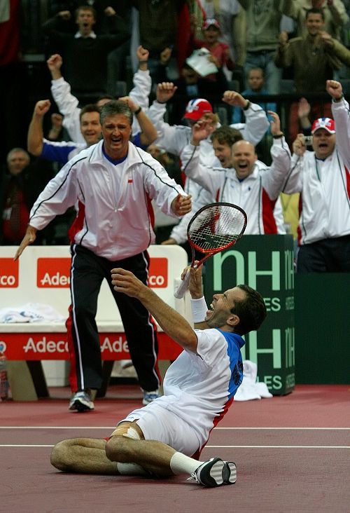 Radek Štěpánek padá radostí k zemi - trápení je u konce, porazil Wawrinku 3:0 na sety. | Foto: Tomáš Adamec, Aktuálně.cz