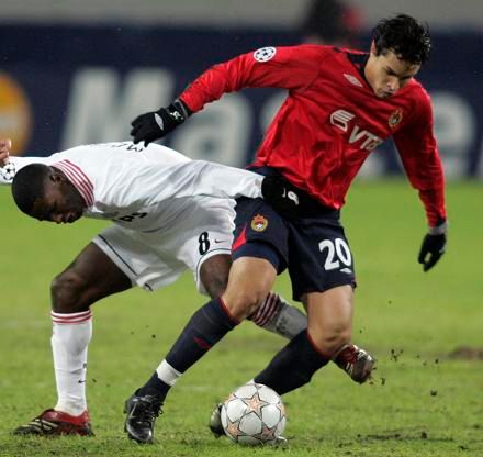 Mendez z PSV Eindhoven (vlevo) bojuje o míč Duduem z moskevského CSKA | Foto: Reuters