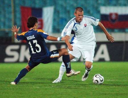 Slovenský obránce Škrtel obchází Kypřana Michaila v kvalifikačním utkání o EURO 2008. | Foto: Reuters