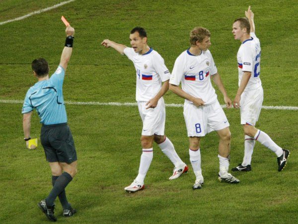 Sporný moment: slovenský rozhodčí Ľuboš Micheľ ukazuje červenou kartu ruskému fotbalistovi Denisu Kolodinovi (druhý zleva). Vzápětí verdikt odvolal. | Foto: Reuters