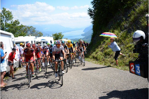 Cyklistický peloton během desáté etapy Tour de France 2012. | Foto: www.letour.fr