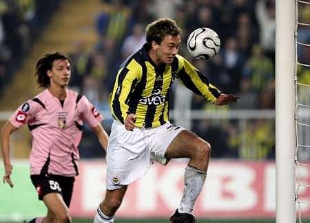 Diego Lugano z Fenerbahce dává gól hlavou do sítě Palerma. Přihlíží jeho soupeř Alberto Cossentini (vlevo). | Foto: Reuters