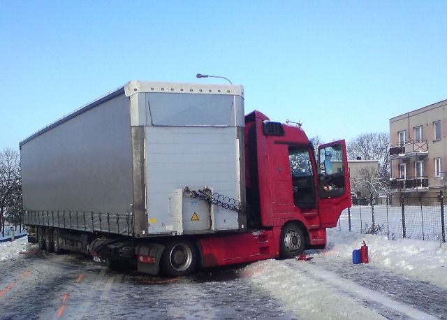 Někdy se přes veškerou snahu k cíli dojet včas nedá. Například, když kamión vytvoří vozovou hradbu | Foto: Aktuálně.cz